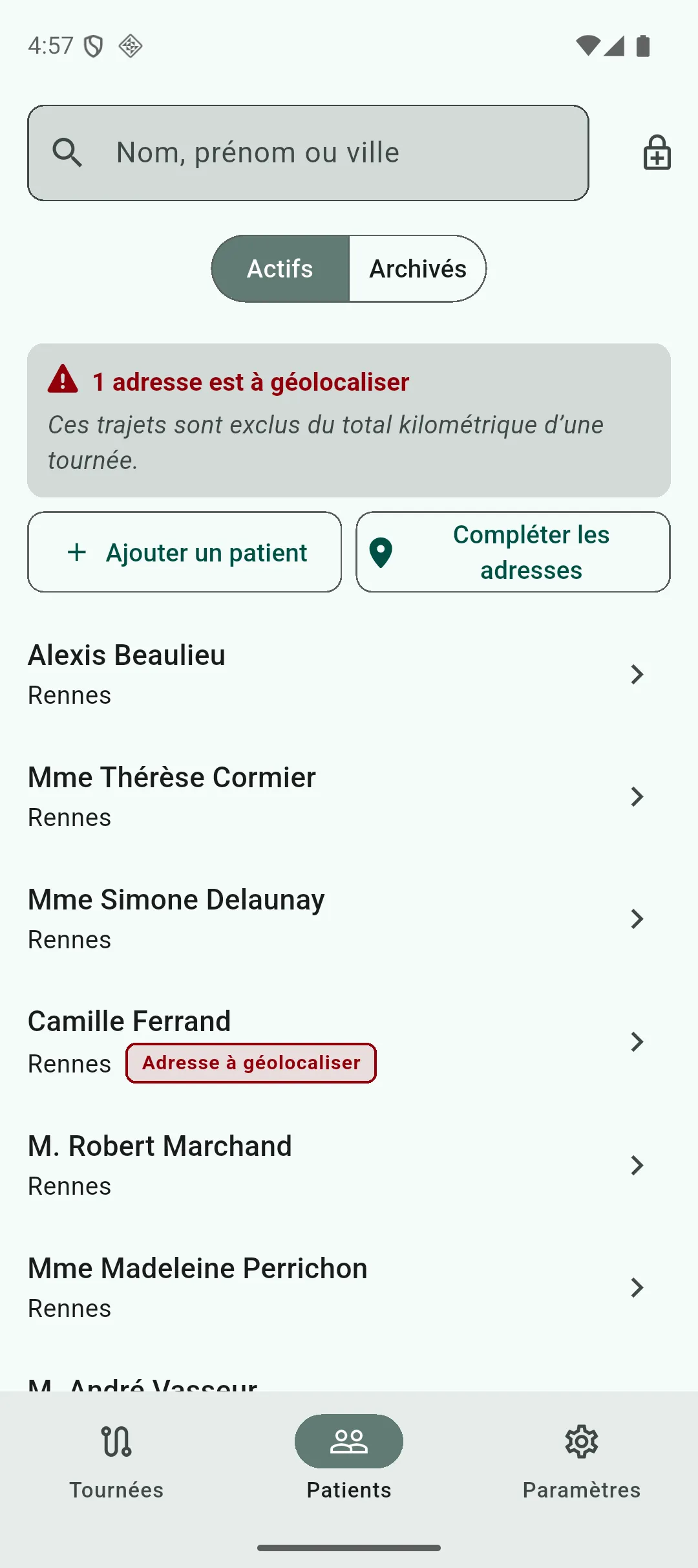 Carnet de patients, avec le champ de recherche, les onglets Actifs et Archivés, et la bannière des adresses à géolocaliser