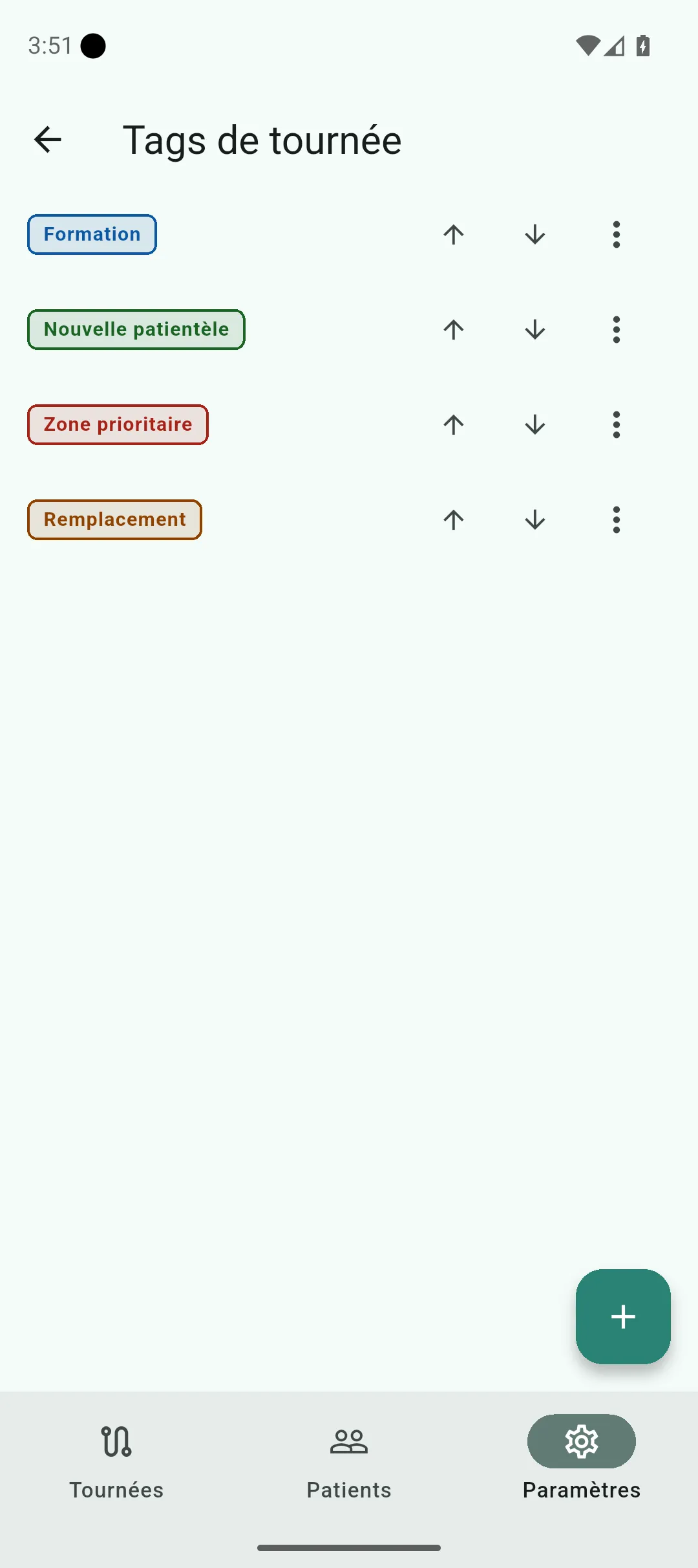 Écran du catalogue de tags de tournée, quatre tags créés avec leur couleur et les flèches de réorganisation
