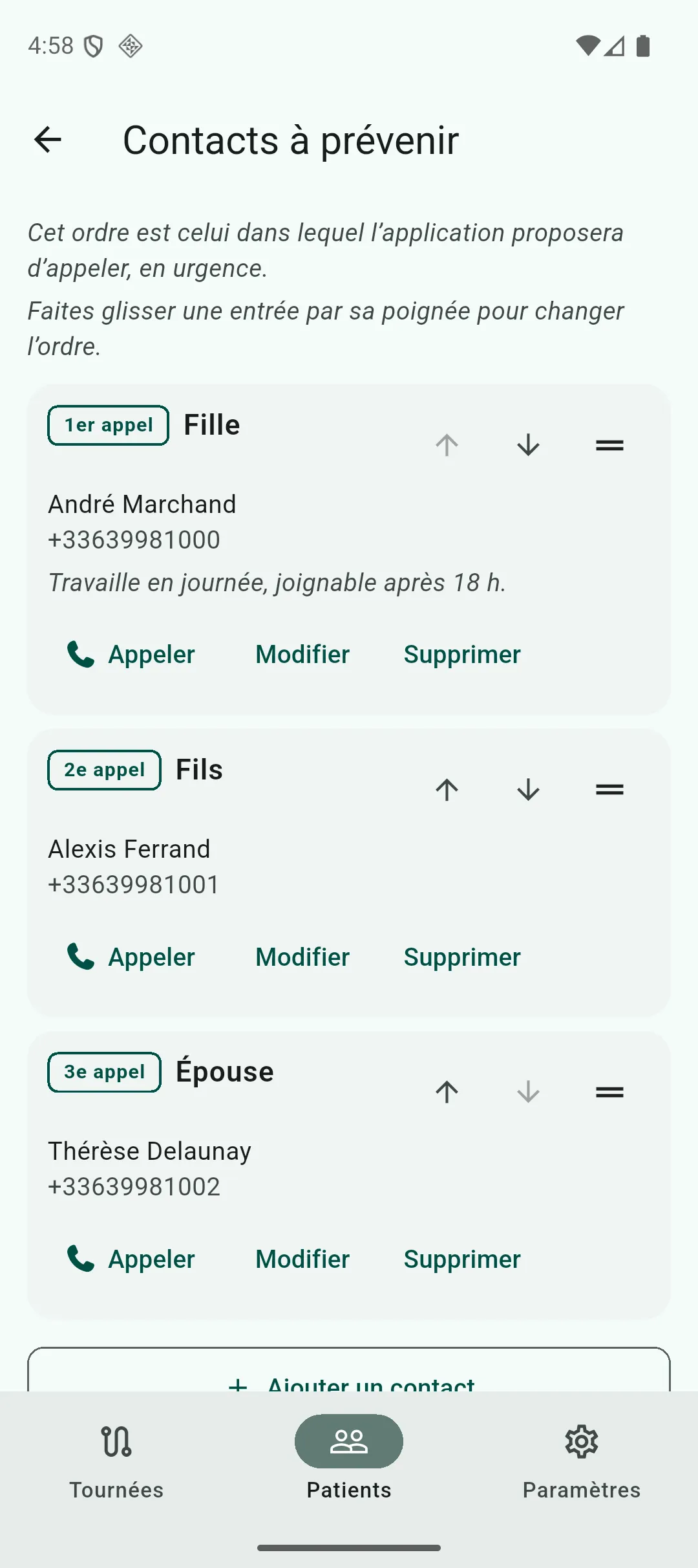 Écran des contacts à prévenir d’un patient, liste réordonnable par glisser-déposer avec la relation, le numéro et une note de joignabilité pour chaque personne