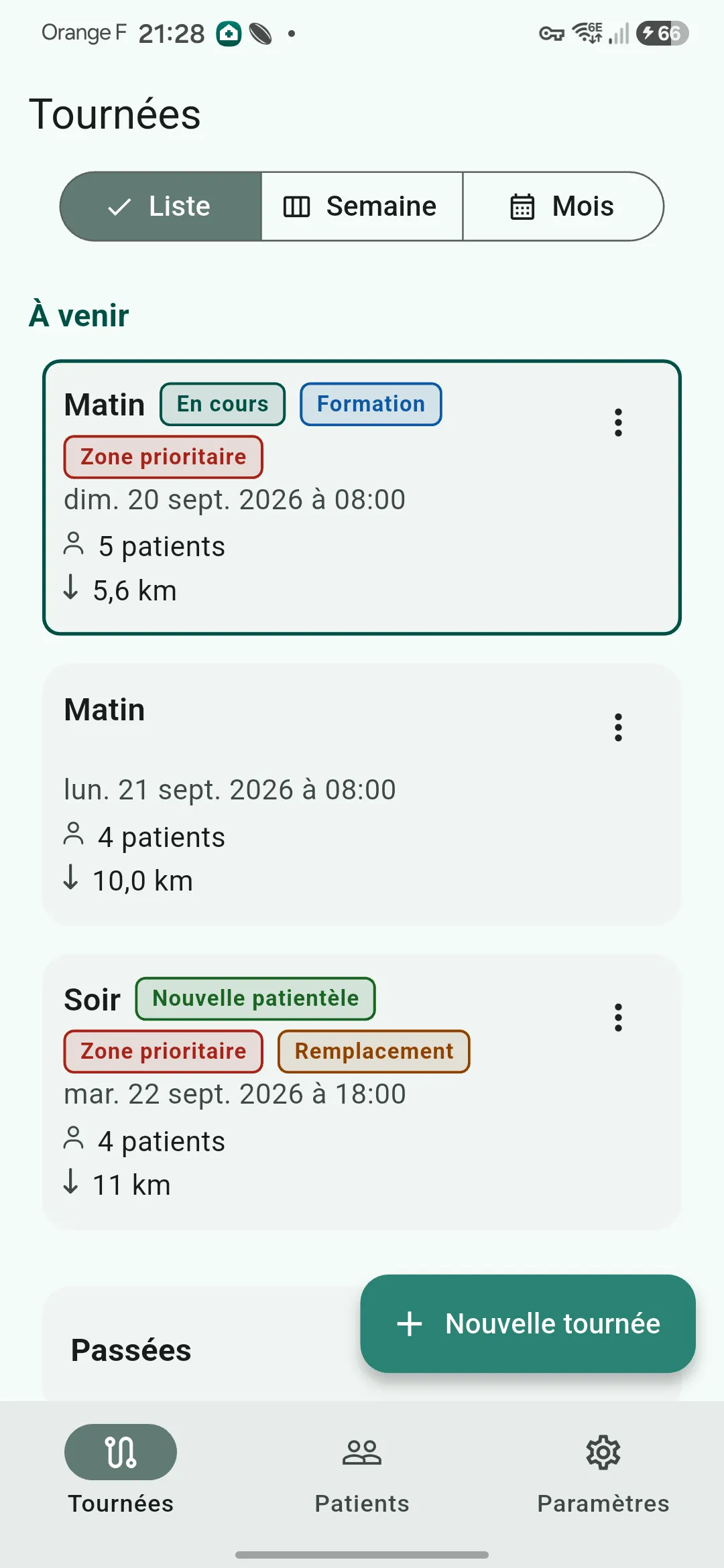 Liste des tournées, avec la bascule Liste / Semaine / Mois sous le titre, la tournée en cours mise en avant, ses tags affichés à côté de son nom, et les tournées passées repliées