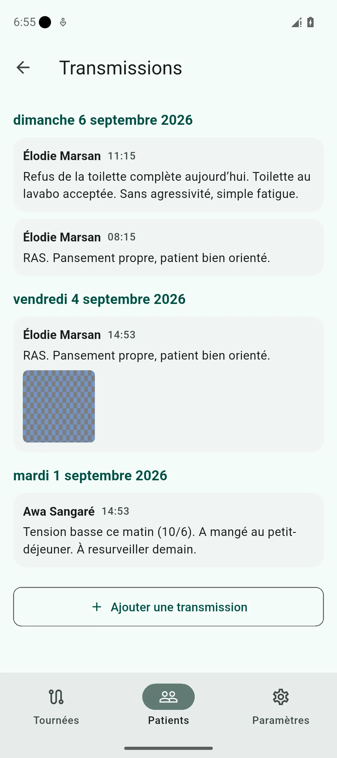 Écran de l’historique des transmissions d’un patient, groupées par jour, avec auteur, heure, extrait et vignettes de photos