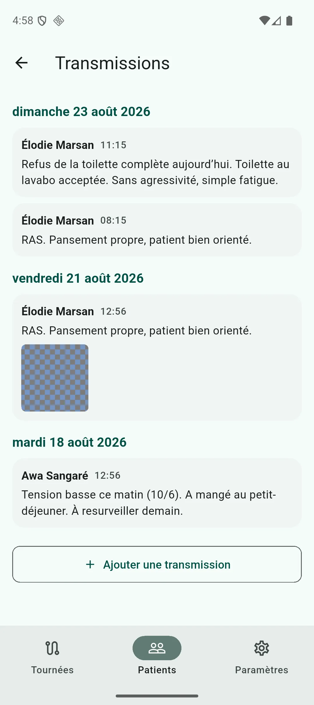 Écran de l’historique des transmissions d’un patient, groupées par jour, avec auteur, heure, extrait et vignettes de photos