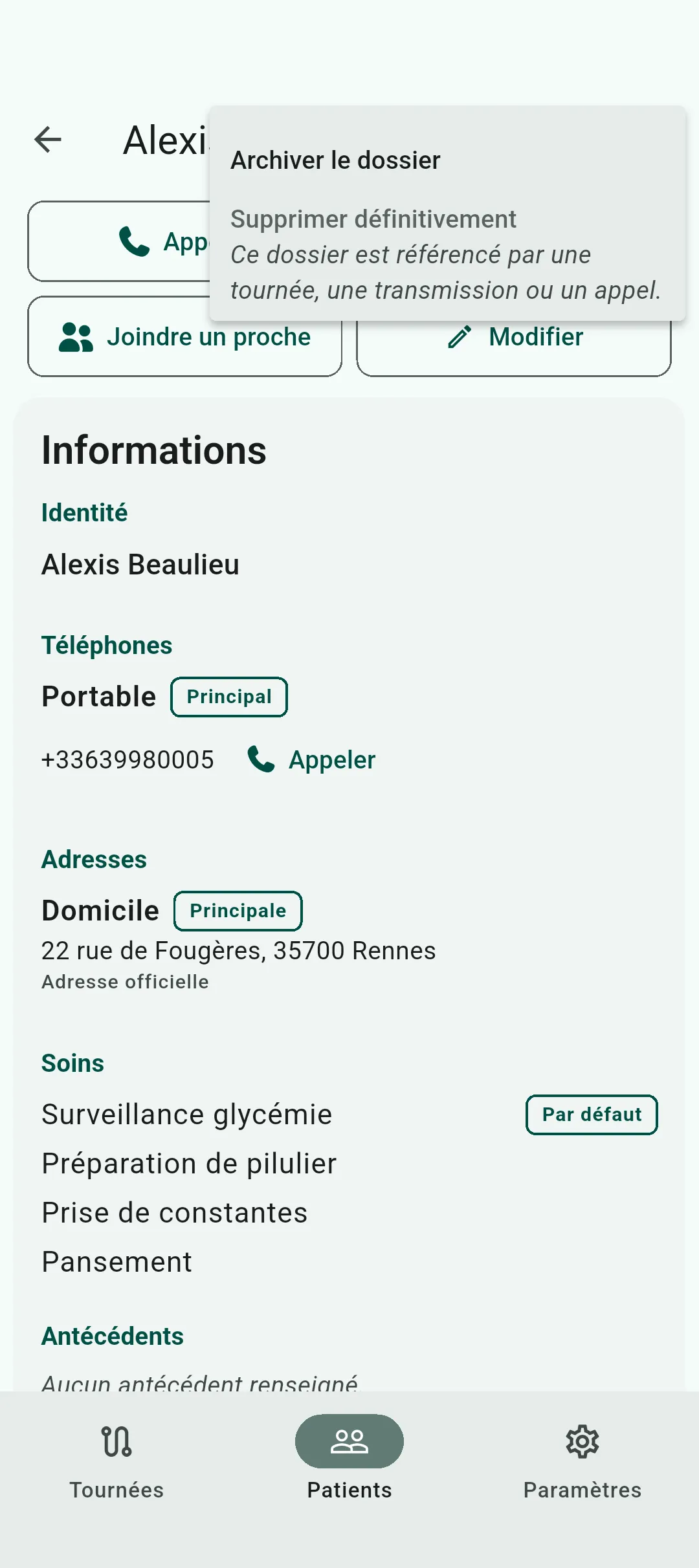 Menu du dossier ouvert sur une fiche patient : « Archiver le dossier », puis « Supprimer définitivement » éteinte avec son motif écrit juste en dessous