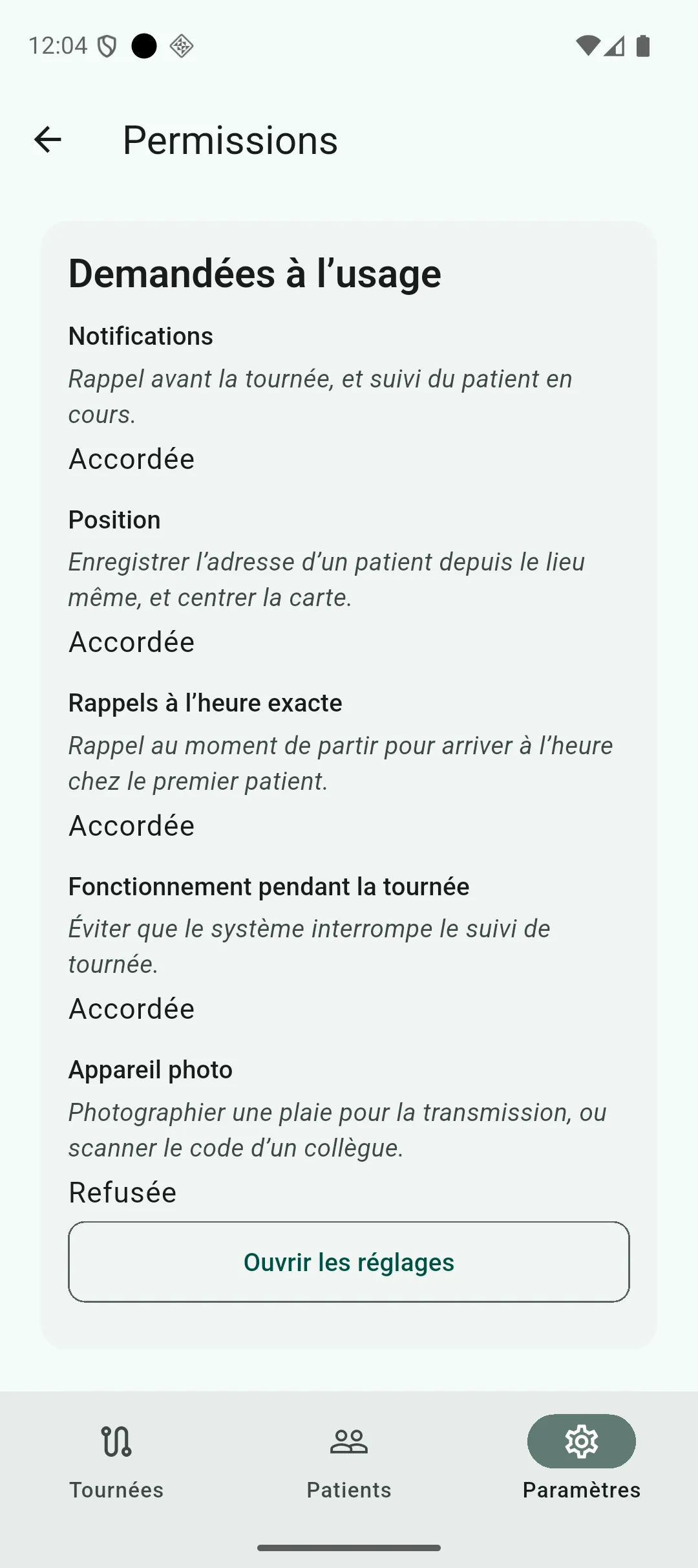 Écran des permissions, montrant pour chacune sa justification, son état courant et un bouton pour la relancer ou ouvrir les réglages du téléphone