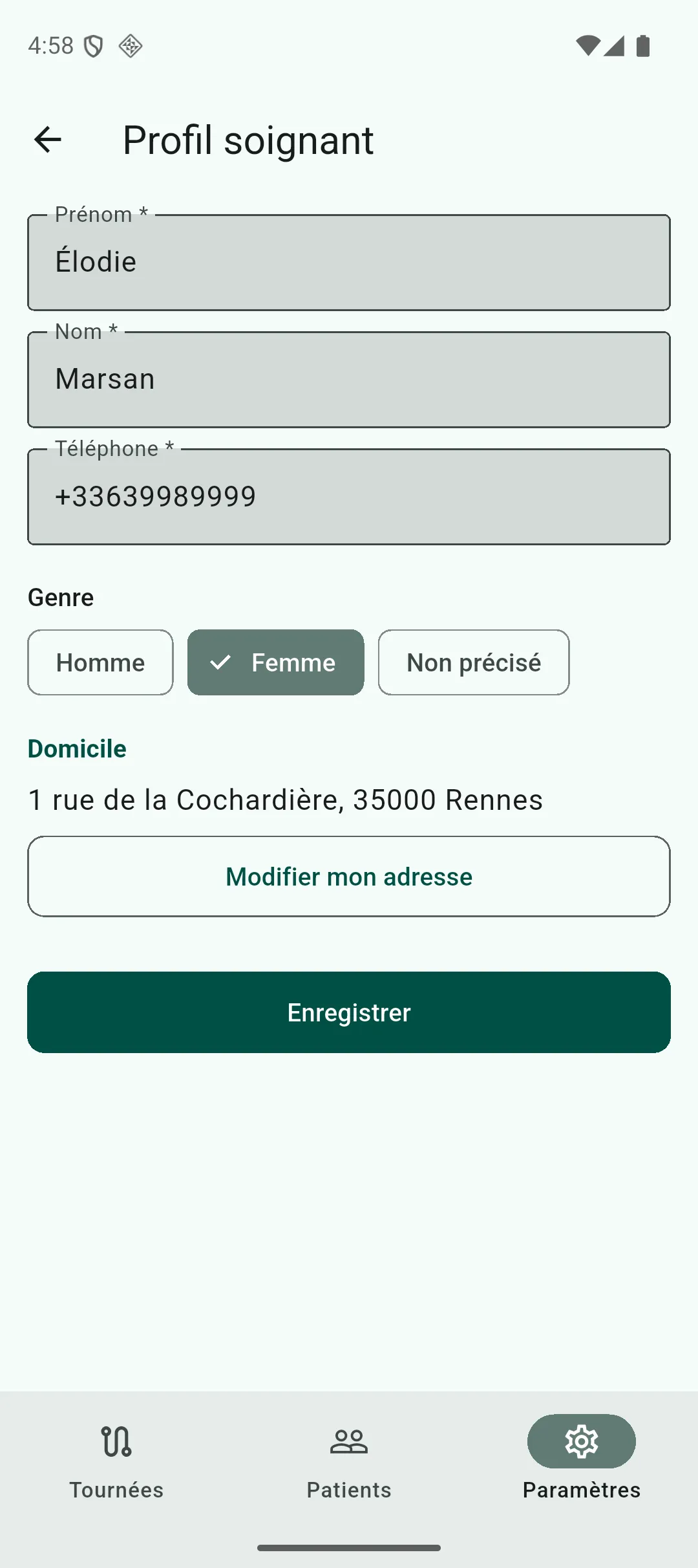 Écran du profil soignant, avec les champs prénom, nom, téléphone, le choix du genre et le domicile