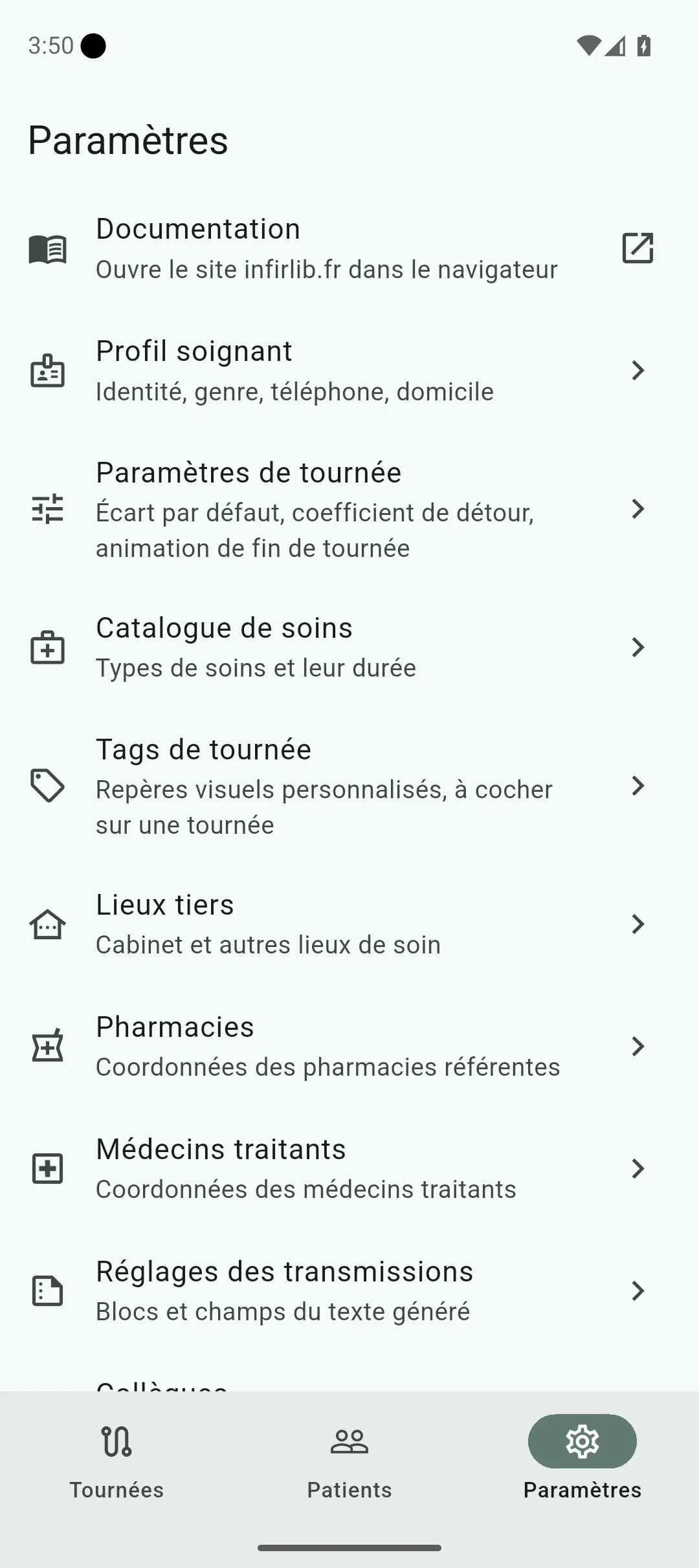 Écran racine des réglages, avec l’accès à cette documentation en tête de liste, puis chaque section accessible : profil, tournée, catalogue de soins, tags de tournée, lieux personnalisés, pharmacies, médecins traitants, permissions, confidentialité, et les autres réglages