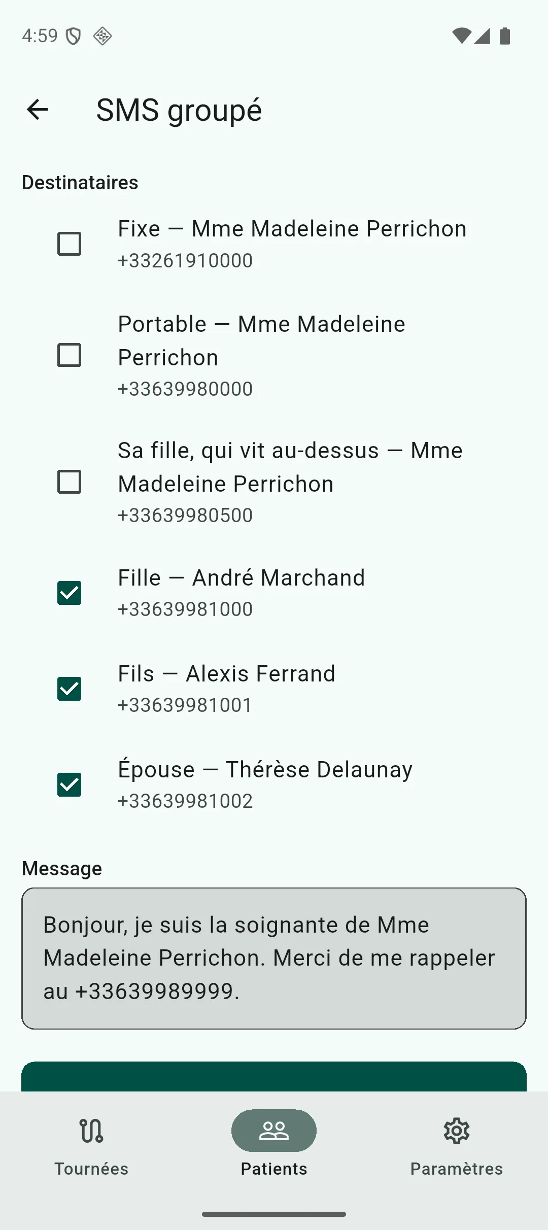 Écran du SMS groupé, avec les destinataires non joints pré-cochés, le patient présent mais décoché, et un texte de message pré-rédigé et modifiable